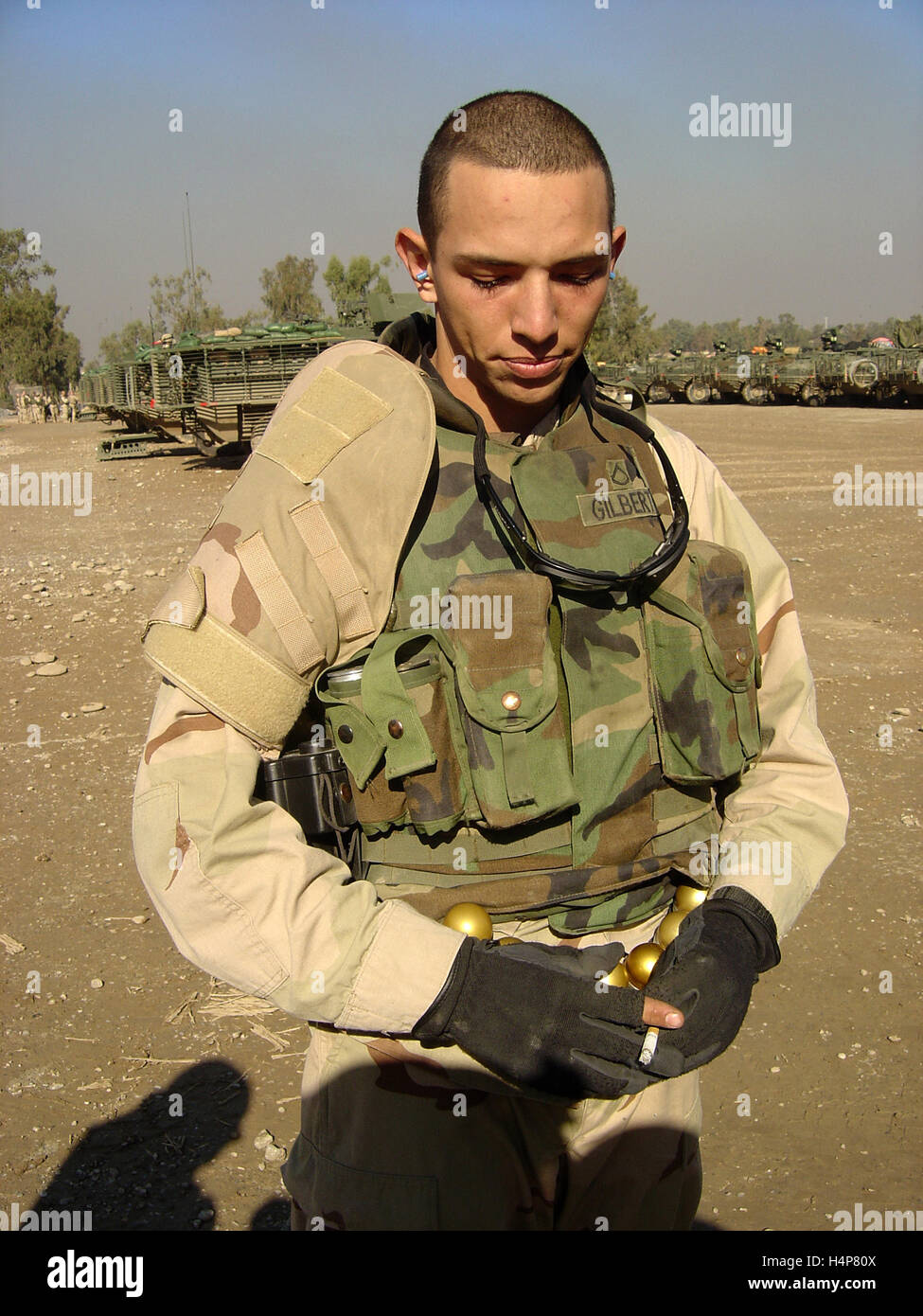 Xxv Novembre 2004 U.S. Soldato dell'esercito del primo battaglione di fanteria xxiv fuma una sigaretta a livello FOB Marez a Mosul, nel nord Iraq. Foto Stock