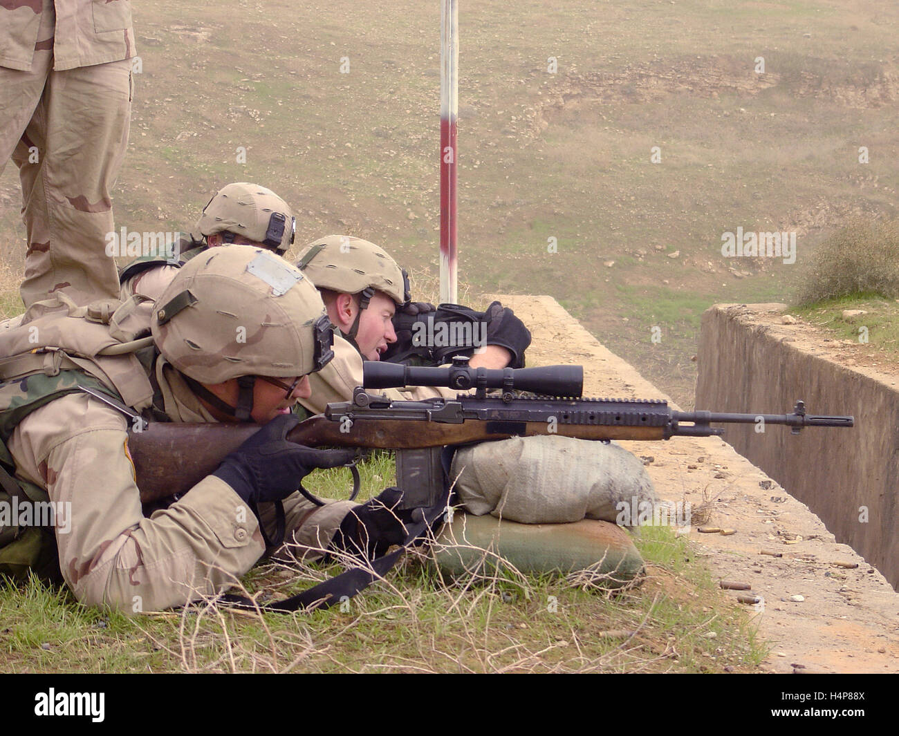 27 novembre 2004 U.S. I soldati dell esercito di 'Deuce quattro' sul poligono di tiro a livello FOB Marez, Mosul, Iraq. Foto Stock