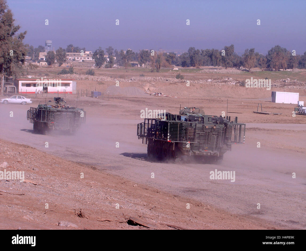 1 dicembre 2004 U.S. Army Stryker ICV guida in avanti attraverso una base operativa Marez a Mosul, nel nord Iraq. Foto Stock