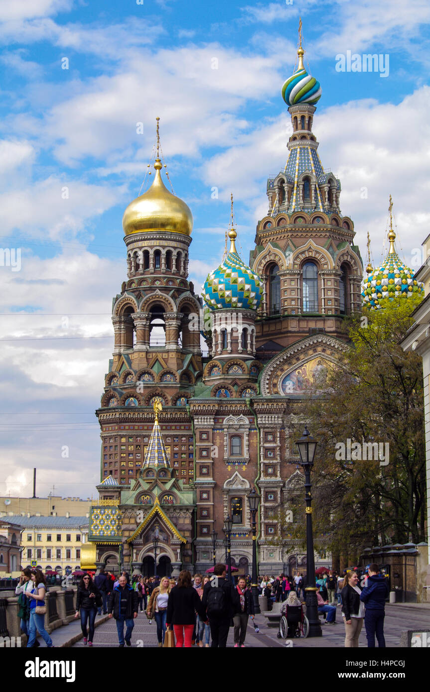 SAINT PETERSBURG, Russia - 10 Mai 2014: a piedi le persone di fronte alla chiesa del Salvatore sul Sangue versato. Spas-na-krovi cattedrale Foto Stock