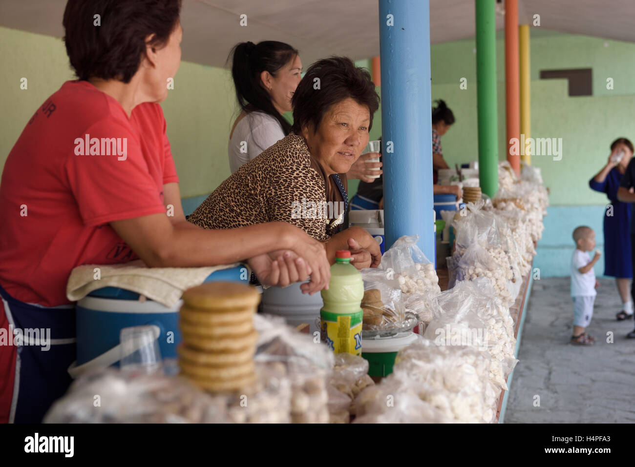 Le donne vendono kumis latte di cavallo e kurt palline di formaggio a lato strada sostare vicino Altyn Emel Park Kazakistan Foto Stock