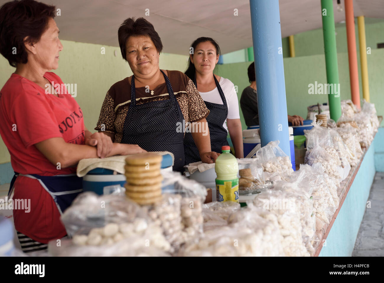 Le donne vendono kumis e salato a secco di Kurt palline di formaggio a lato strada sostare vicino Altyn Emel Park Kazakistan Foto Stock