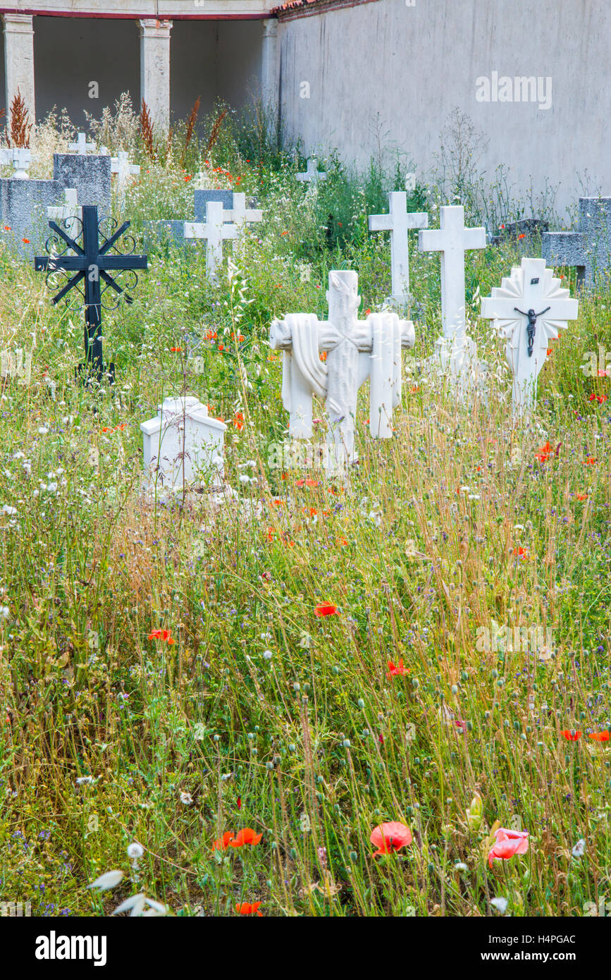 Tombe in un cimitero abbandonato. Foto Stock