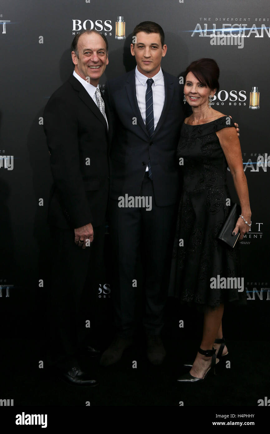 NEW YORK-MAR 14: (L-R) Mike Teller, Miles Teller, e allegro fiori partecipare a "La serie divergenti:' Allegiant New York premiere a AMC Loews Lincoln Square 13 Teatro di Marzo 14, 2016 a New York City. Foto Stock