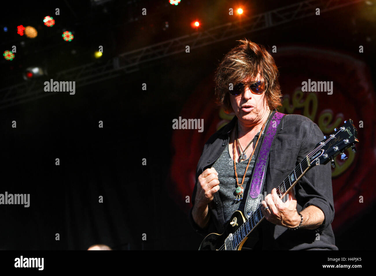 Il chitarrista Dean cetta di Stone Temple Pilots esegue a 2015 Monster Energy Aftershock Festival presso Gibson Ranch Parcheggio contea su ottobre 25, 2015 a Sacramento, in California. Foto Stock