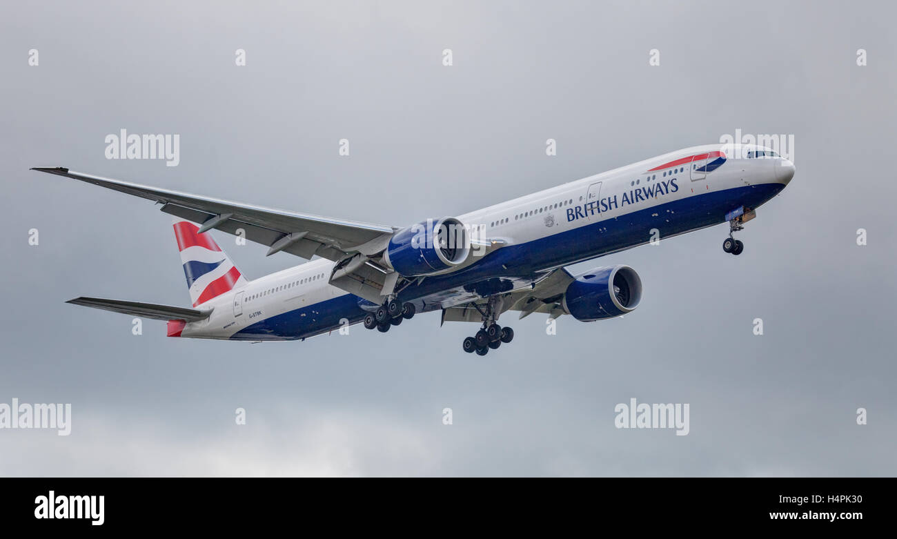 British Airways Boeing 777 G-STBK venuta in terra a Londra Heathrow Airport LHR Foto Stock