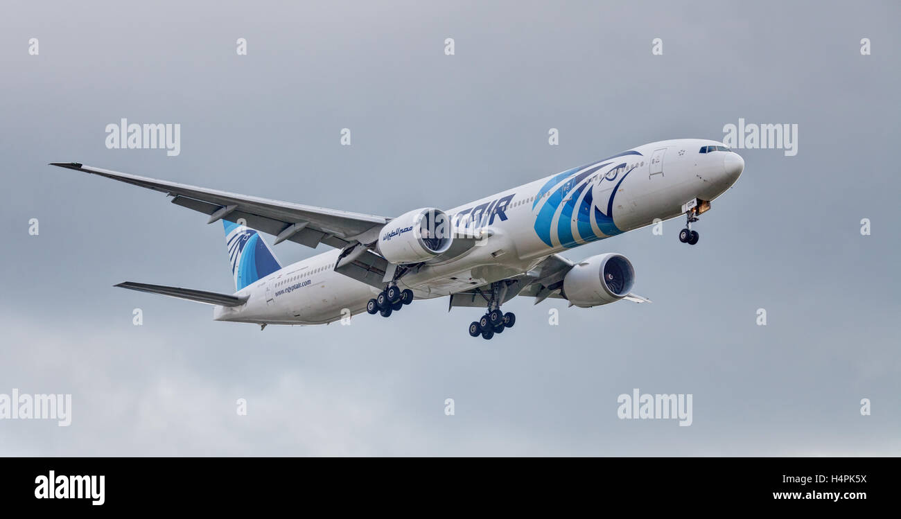 EgyptAir Boeing 777 SU-GDM venuta in terra a Londra Heathrow Airport LHR Foto Stock