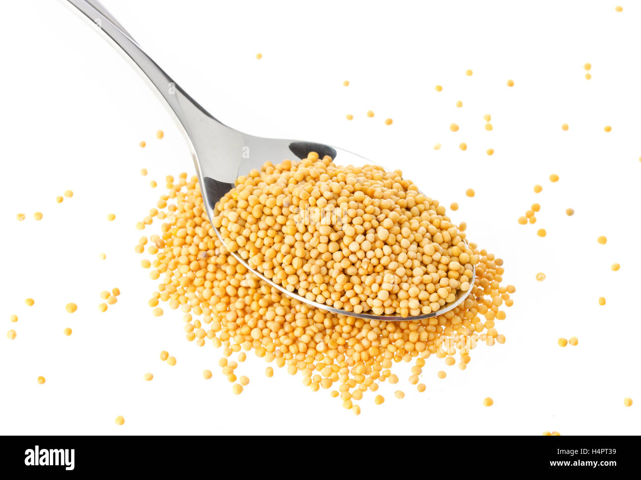 Seme di senape in cucchiaio isolati su sfondo bianco Foto Stock