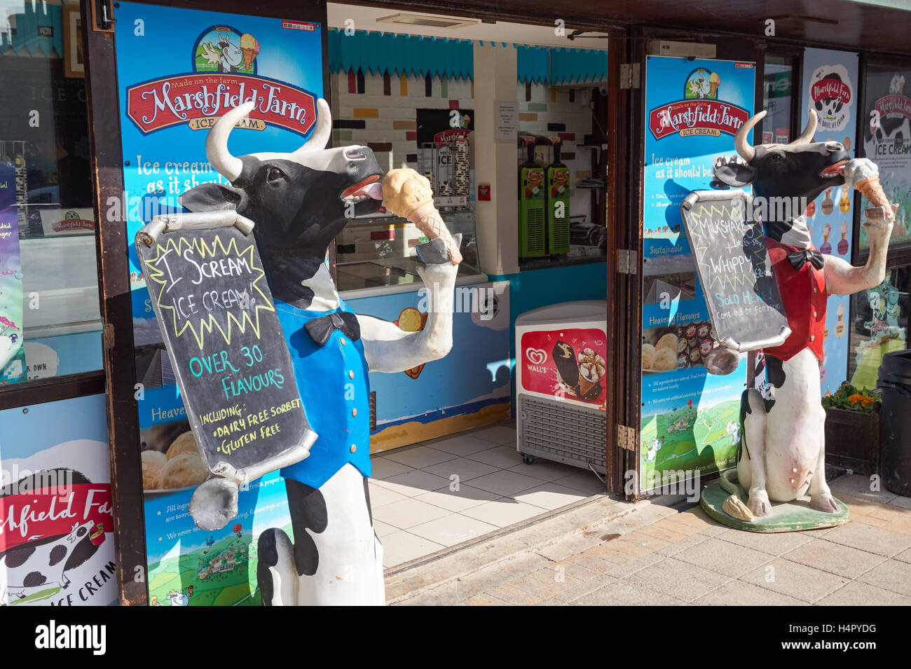 Tradizionale gelateria nel villaggio di West Lulworth in Dorset, England Regno Unito Regno Unito Foto Stock