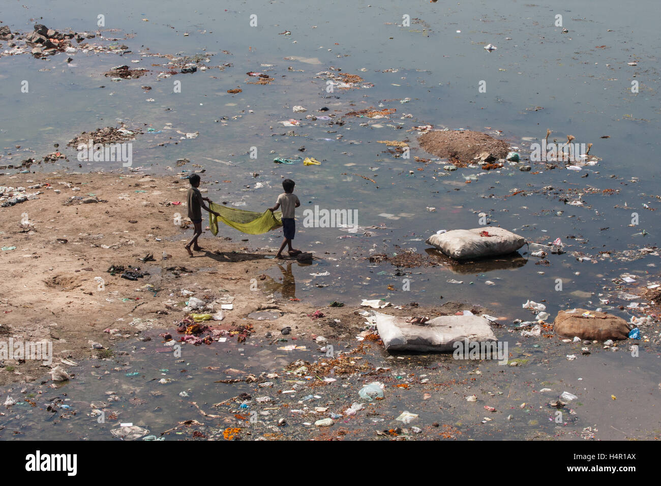 Bambini che giocano nella sudicia e inquinato fiume Sabarmati nel centro di Ahmedabad,Gujurat membro,l'India,l'Asia. Foto Stock