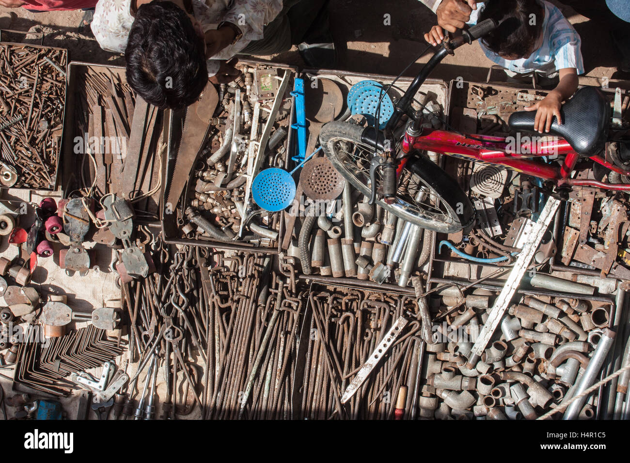 Locali la domenica mercato,Gujari Bazaar e il Mercato delle pulci sulla banca del fiume Sabarmarti nel centro di Ahmedabad,Gujurat,l'India,l'Asia, Foto Stock