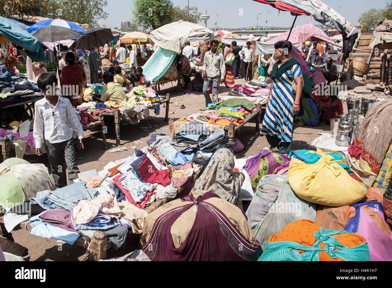 Locali la domenica mercato,Gujari Bazaar e il Mercato delle pulci sulla banca del fiume Sabarmarti nel centro di Ahmedabad,Gujurat,l'India,l'Asia, Foto Stock