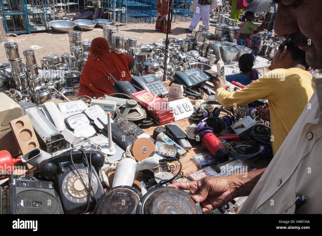 Locali la domenica mercato,Gujari Bazaar e il Mercato delle pulci sulla banca del fiume Sabarmarti nel centro di Ahmedabad,Gujurat,l'India,l'Asia, Foto Stock