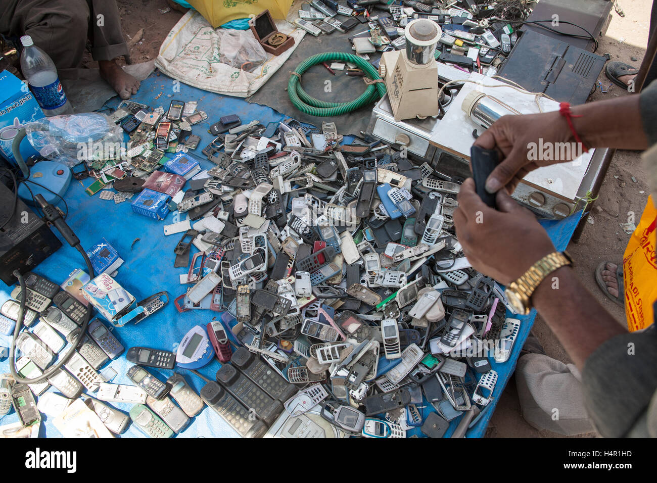 Locali la domenica mercato,Gujari Bazaar e il Mercato delle pulci sulla banca del fiume Sabarmarti nel centro di Ahmedabad,Gujurat,l'India,l'Asia, Foto Stock