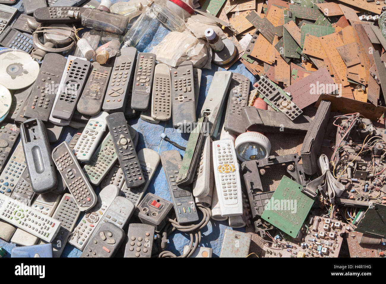 Locali la domenica mercato,Gujari Bazaar e il Mercato delle pulci sulla banca del fiume Sabarmarti nel centro di Ahmedabad,Gujurat,l'India,l'Asia, Foto Stock