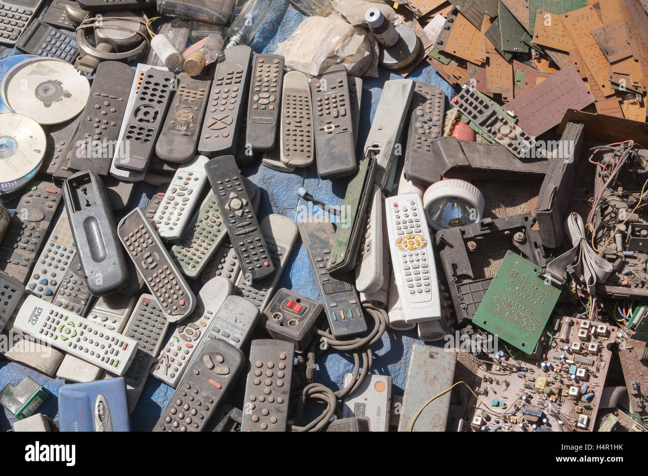 Locali la domenica mercato,Gujari Bazaar e il Mercato delle pulci sulla banca del fiume Sabarmarti nel centro di Ahmedabad,Gujurat,l'India,l'Asia, Foto Stock