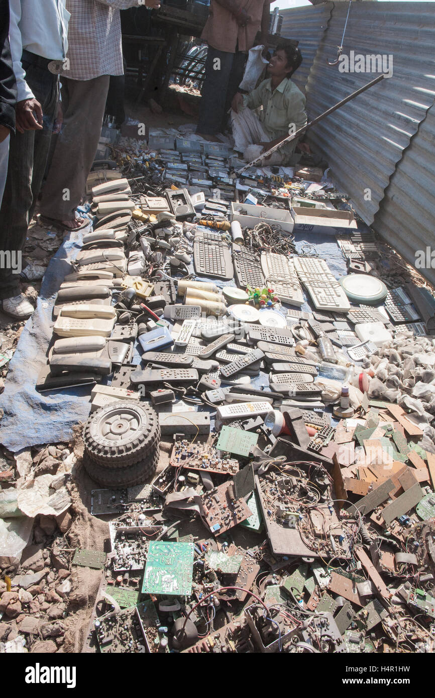 Locali la domenica mercato,Gujari Bazaar e il Mercato delle pulci sulla banca del fiume Sabarmarti nel centro di Ahmedabad,Gujurat,l'India,l'Asia, Foto Stock