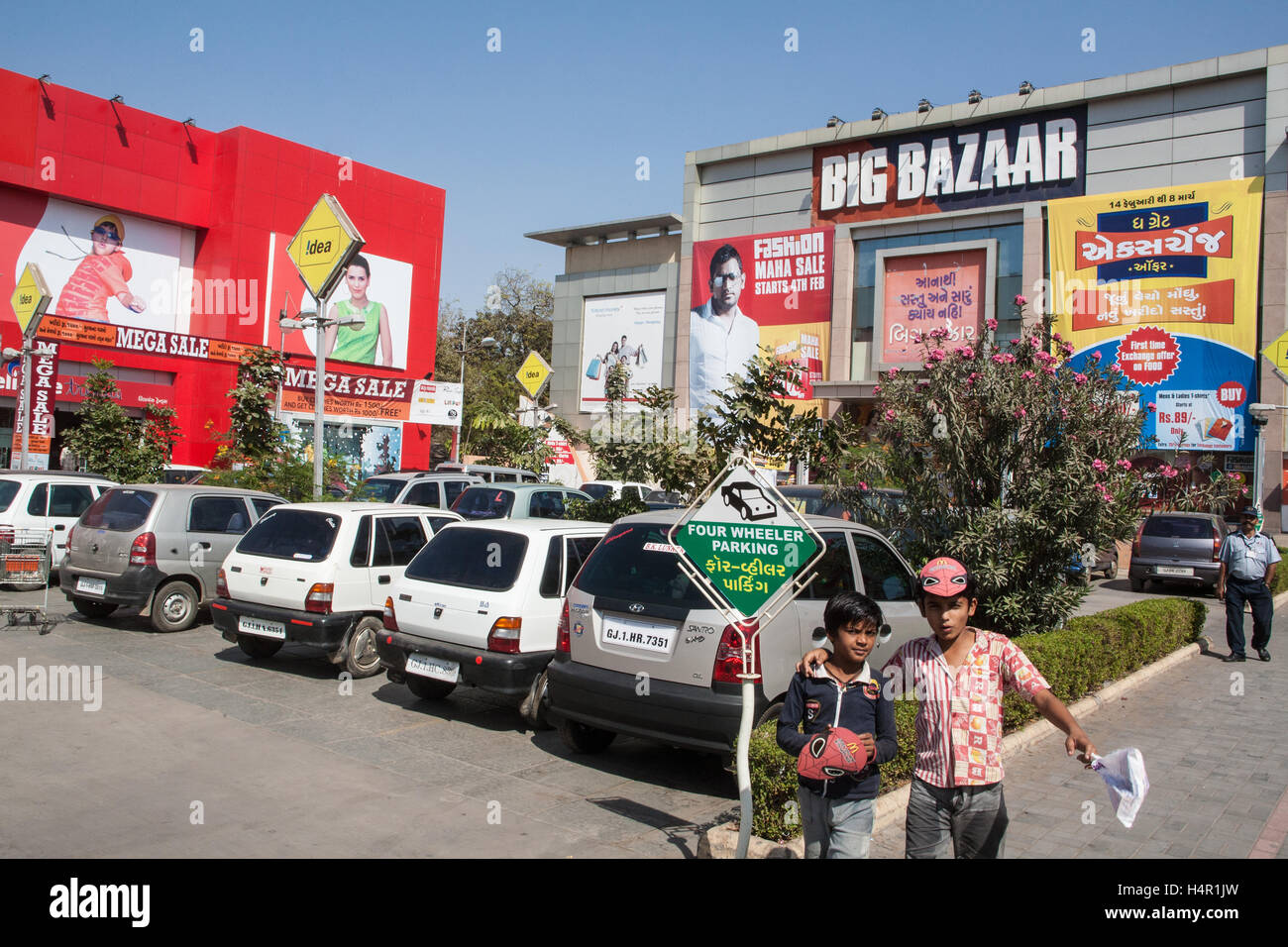 In Ahmedabad City Mall con negozi tra cui Grande Bazaar shopping mall,Ahmedabad,Gujurat,l'India,l'Asia, Foto Stock