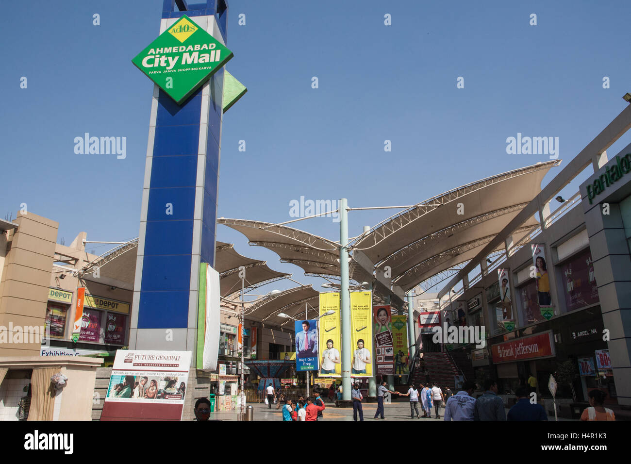 In Ahmedabad City Mall con negozi tra cui Grande Bazaar shopping mall,Ahmedabad,Gujurat,l'India,l'Asia, Foto Stock