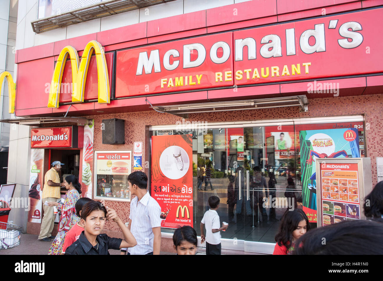McDonald's,bar,veloce,cibo,un fast food,ristorante,l'uscita,a Ahmedabad City Mall con negozi tra cui Grande Bazaar shopping mall,Ahmedabad,Gujurat,l'India,Asia Foto Stock