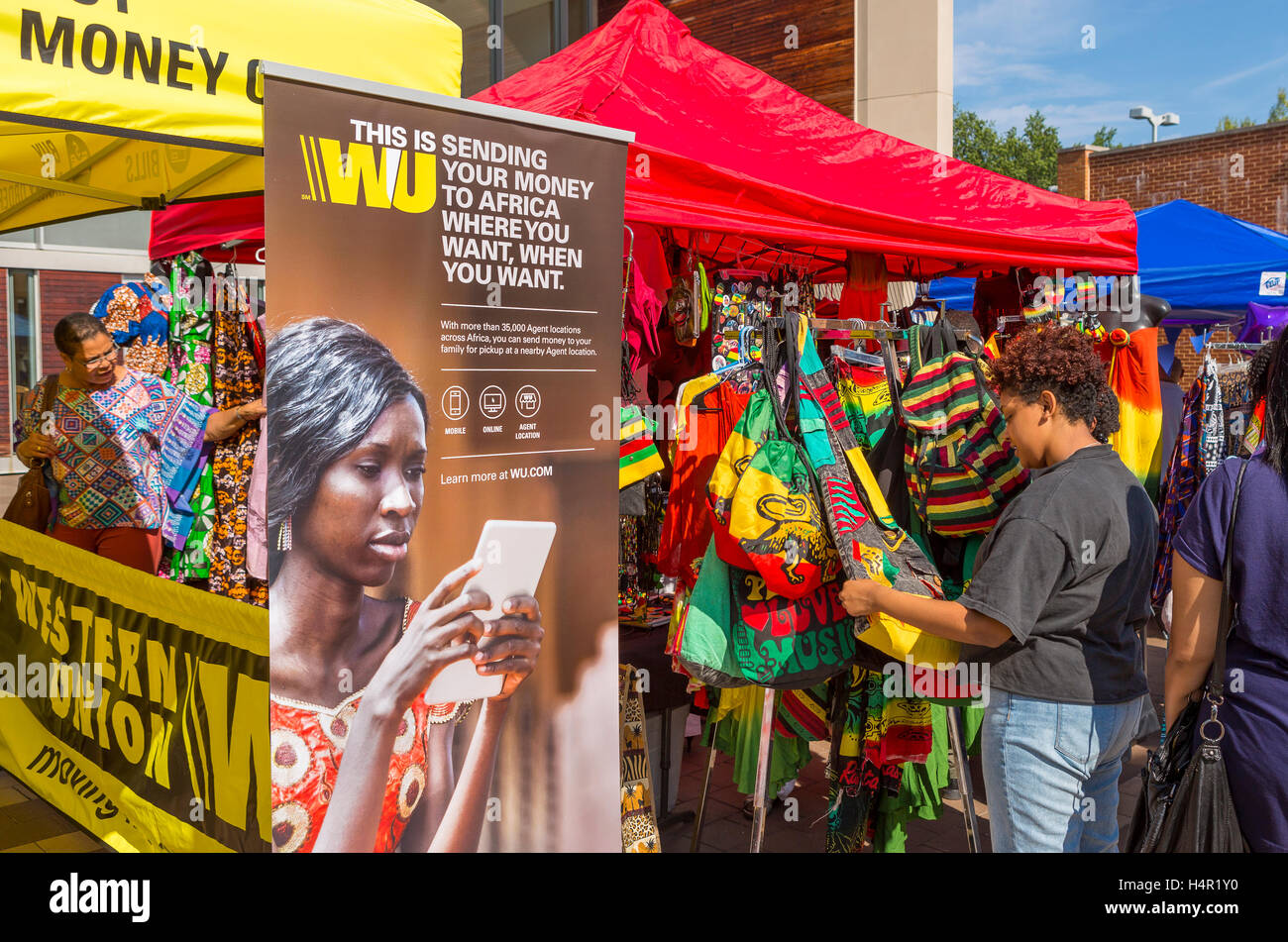 SILVER SPRING, MARYLAND, Stati Uniti d'America - Western Union booth e etiope Fornitore abbigliamento, durante il giorno etiope Festival presso il Centro Civico Foto Stock