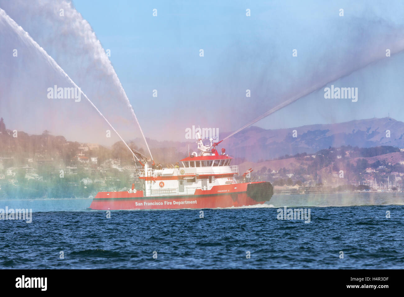 San Francisco Fireboat 3 Spruzzare acqua sulla Baia di San Francisco. Foto Stock