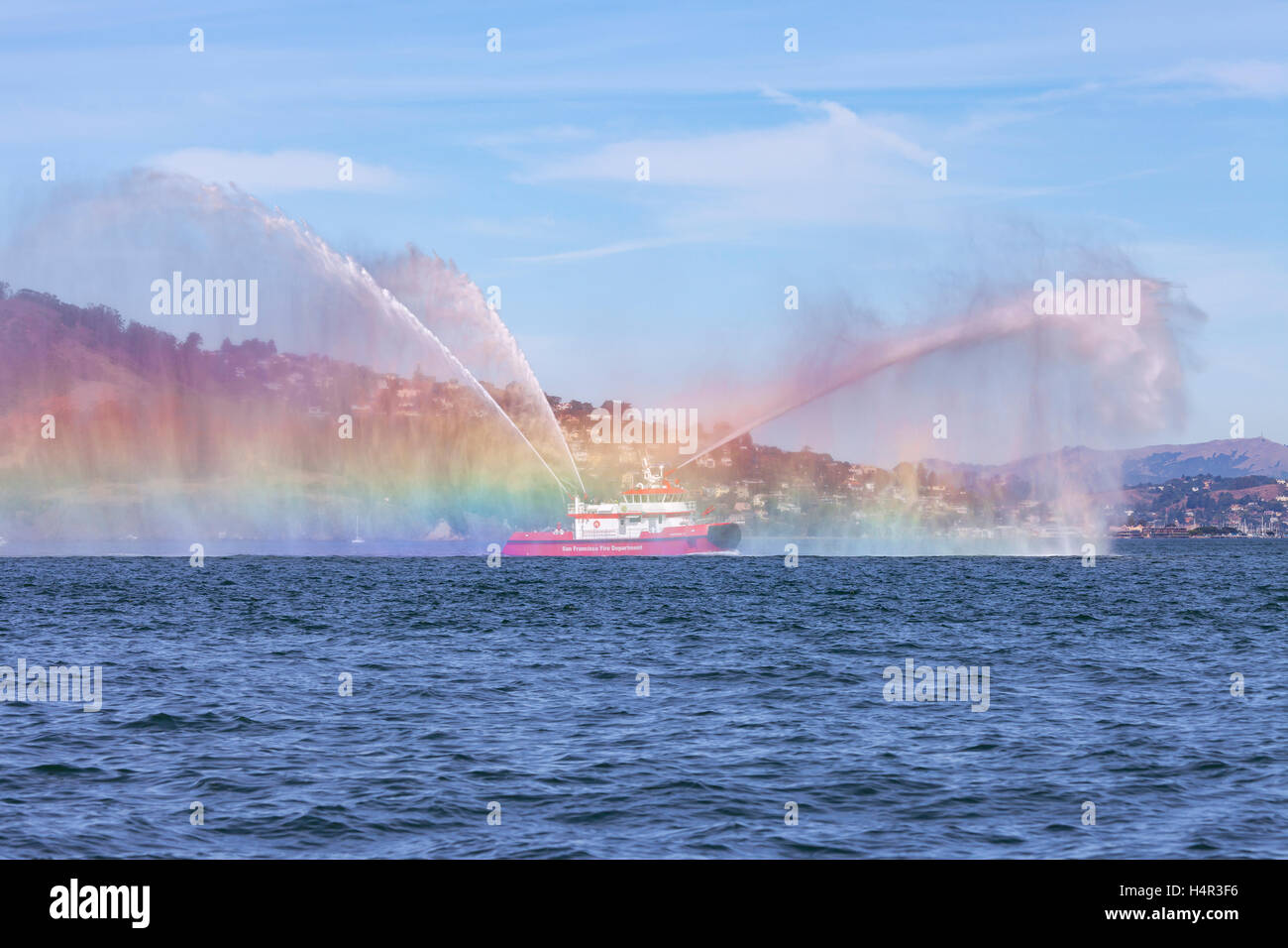 San Francisco Fireboat 3 Spruzzare acqua sulla Baia di San Francisco. Foto Stock