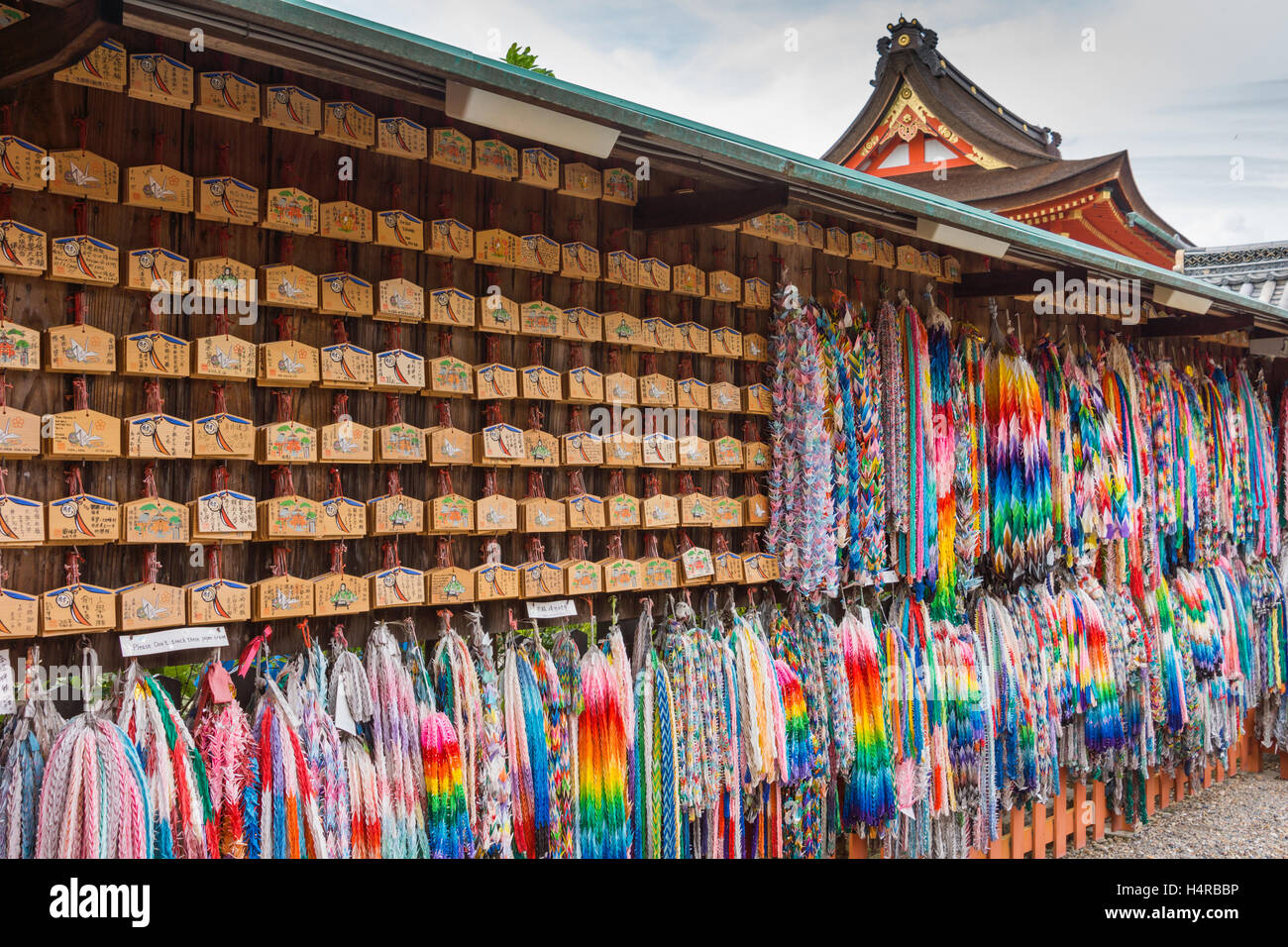 Schede di preghiera e stringhe di origami gru. Foto Stock