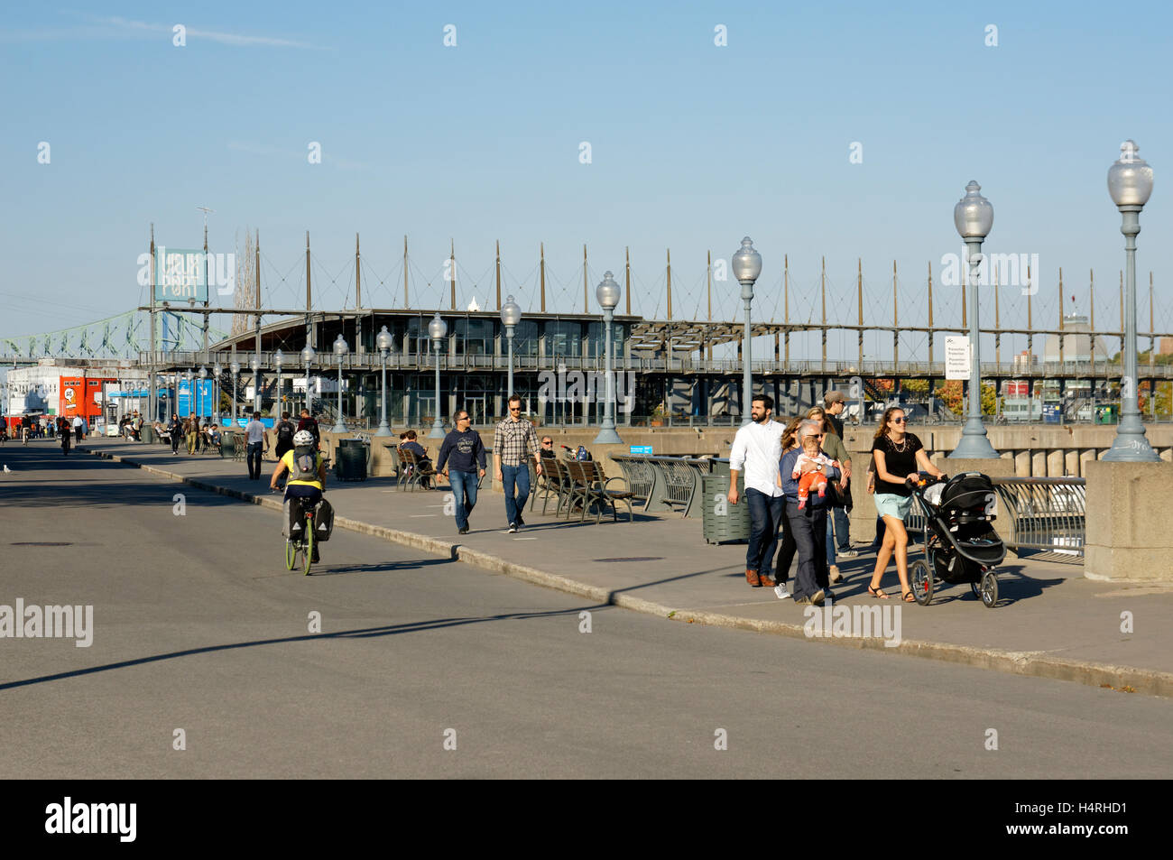 La gente sulla Promenade des Artistes con Jacques Cartier Pavilion nel retro, il Vecchio Porto di Montreal, Quebec, Canada Foto Stock