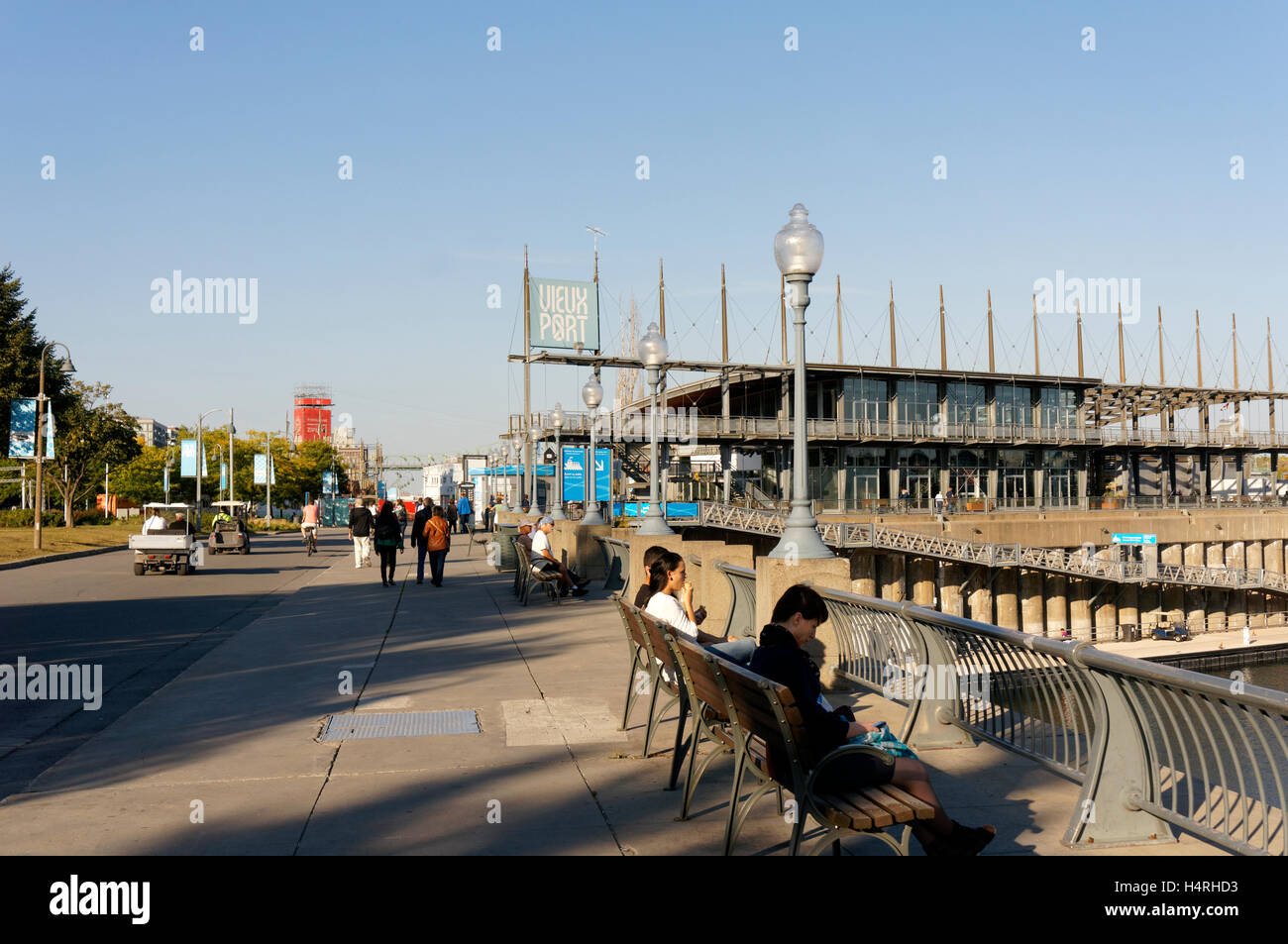 La gente sulla Promenade des Artistes con Jacques Cartier Pavilion nel retro, il Vecchio Porto di Montreal, Quebec, Canada Foto Stock