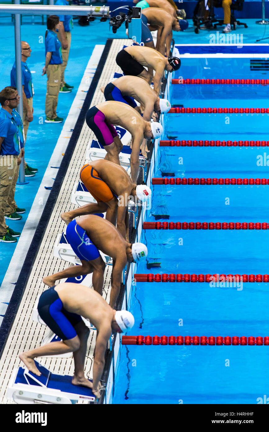 Rio de Janeiro, Brasile. Il 6 agosto 2016. Inizio della Uomini 400m Freestyle calore al 2016 Olimpiadi estive.© Paul J. Sutton/NCP Fotografia. Foto Stock