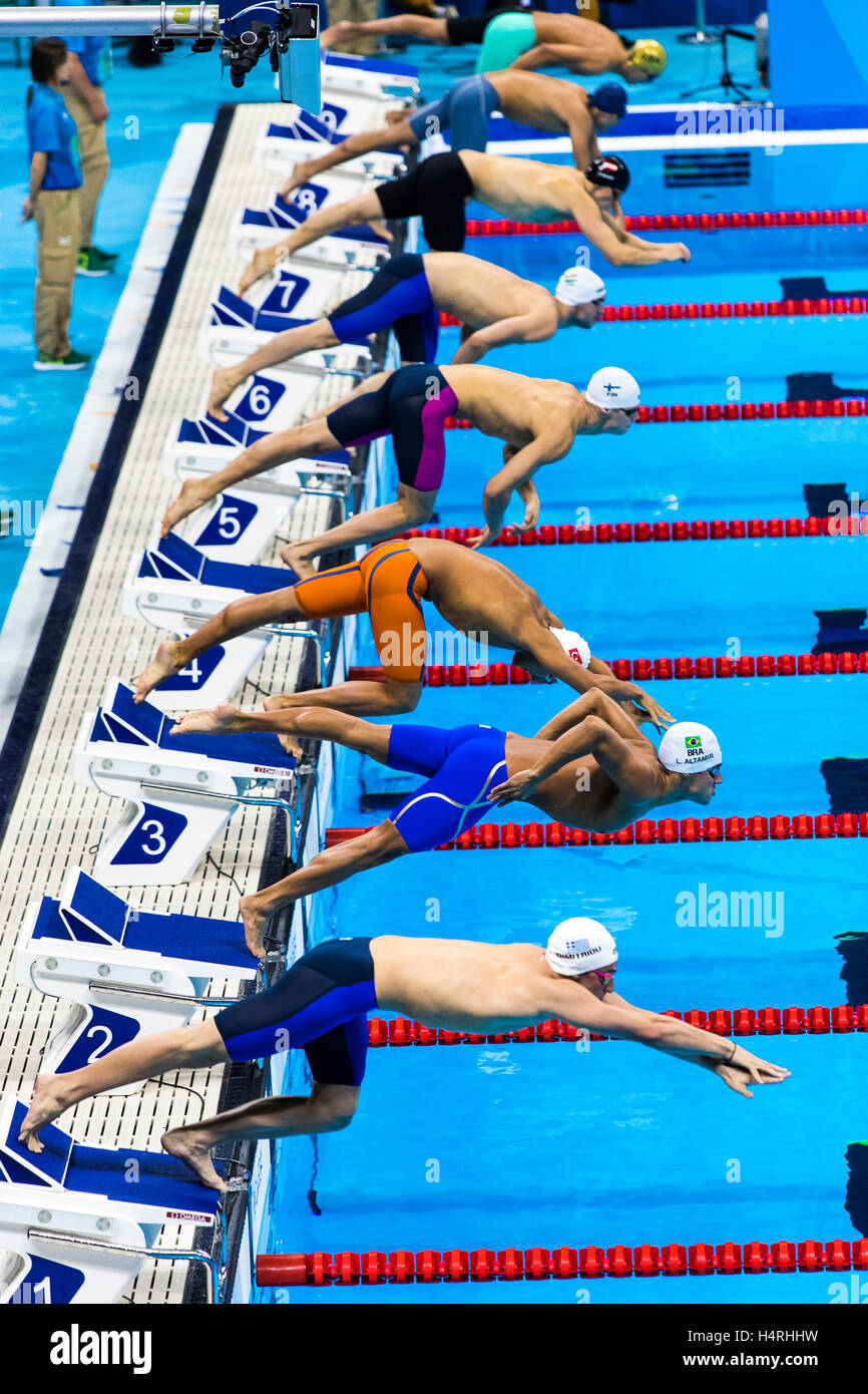 Rio de Janeiro, Brasile. Il 6 agosto 2016. Inizio della Uomini 400m Freestyle calore al 2016 Olimpiadi estive.© Paul J. Sutton/NCP Fotografia. Foto Stock