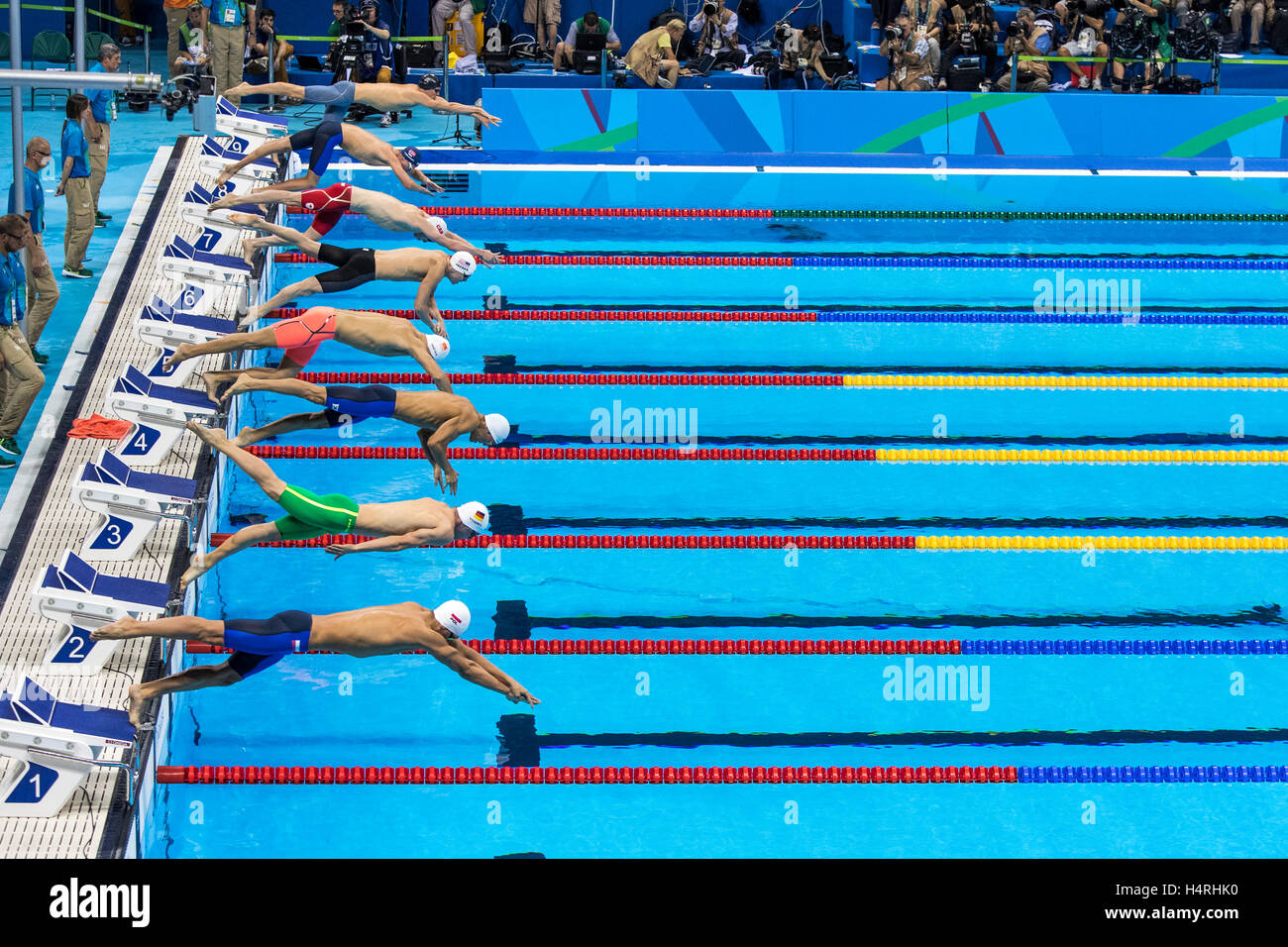 Rio de Janeiro, Brasile. Il 6 agosto 2016. Inizio della Uomini 400m Freestyle calore al 2016 Olimpiadi estive.© Paul J. Sutton/NCP Fotografia. Foto Stock