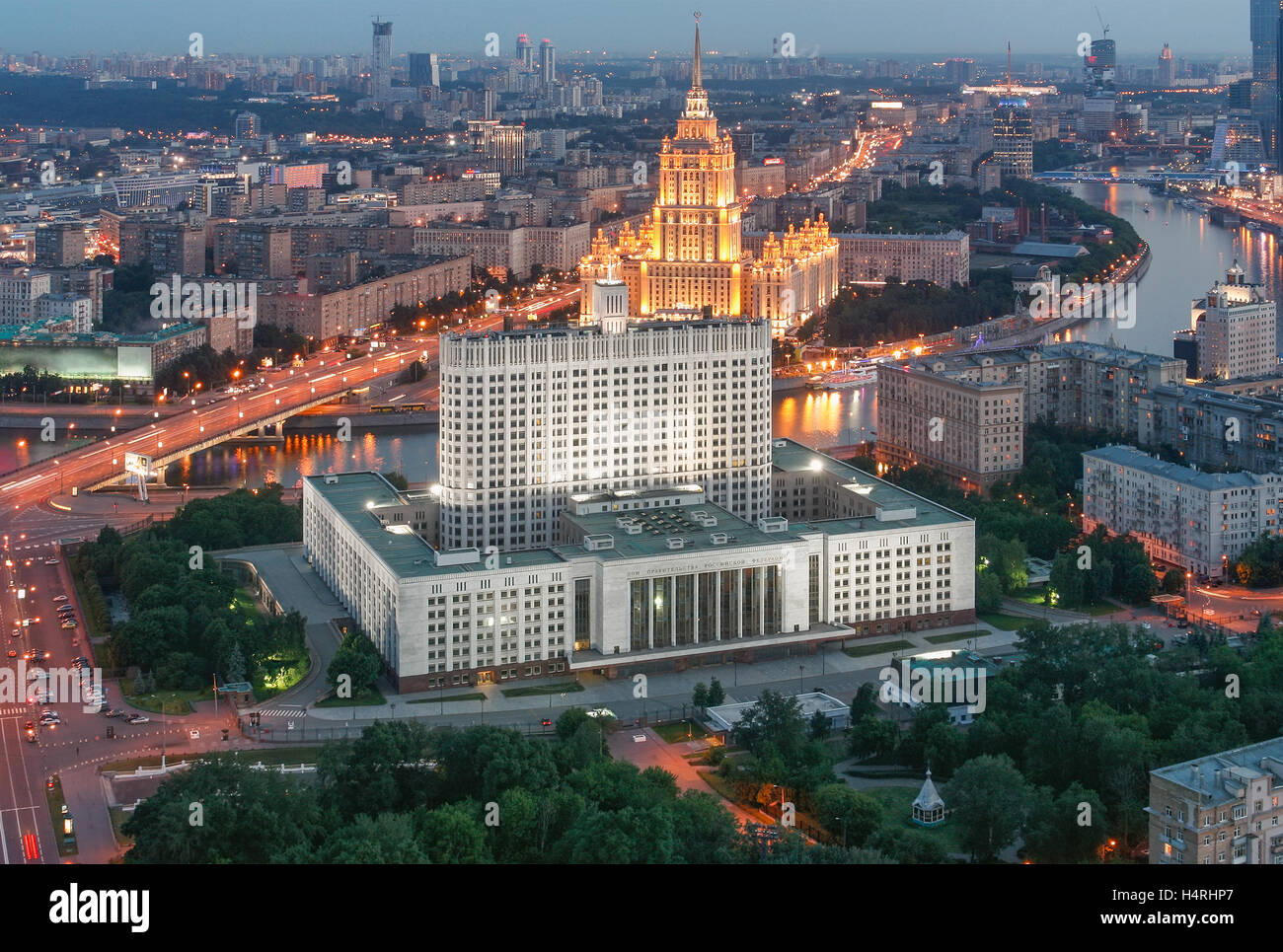 Il palazzo del governo della Federazione russa di Mosca alla sera (White  House la vista dall'alto Foto stock - Alamy