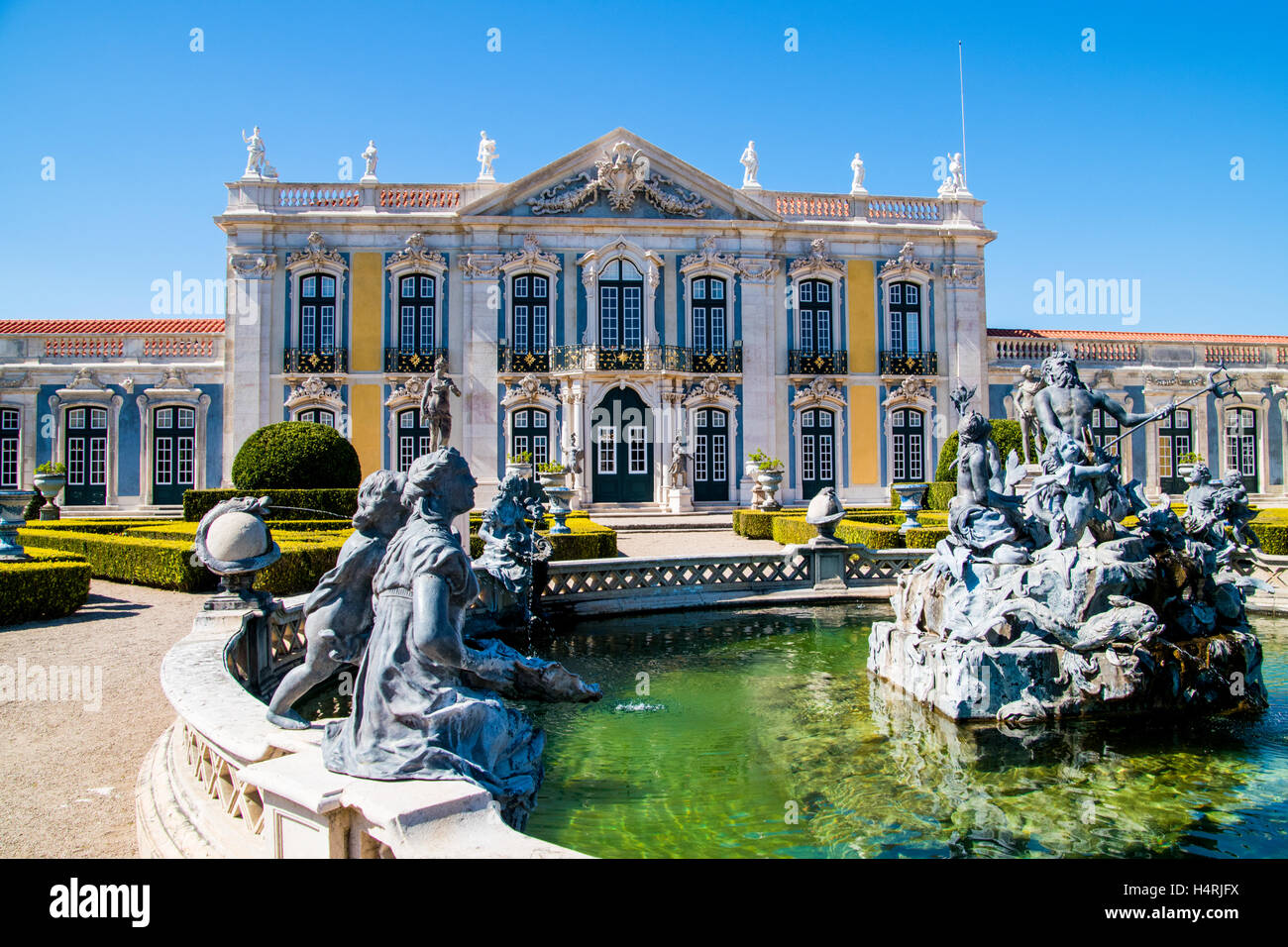 Fontana di Nettuno sul primo piano e la facciata del Palazzo di Queluz sullo sfondo, Comune di Sintra, Lisbona, Portogallo Foto Stock