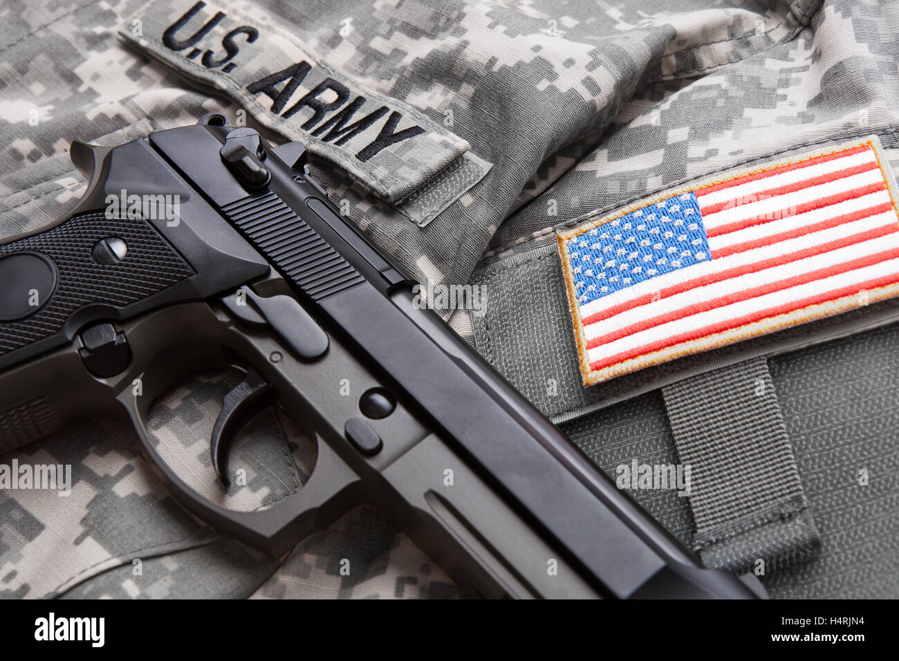 Close up studio colpo di pistola su USA la saldatura uniforme e bandiera degli Stati Uniti patch di spalla su di esso Foto Stock