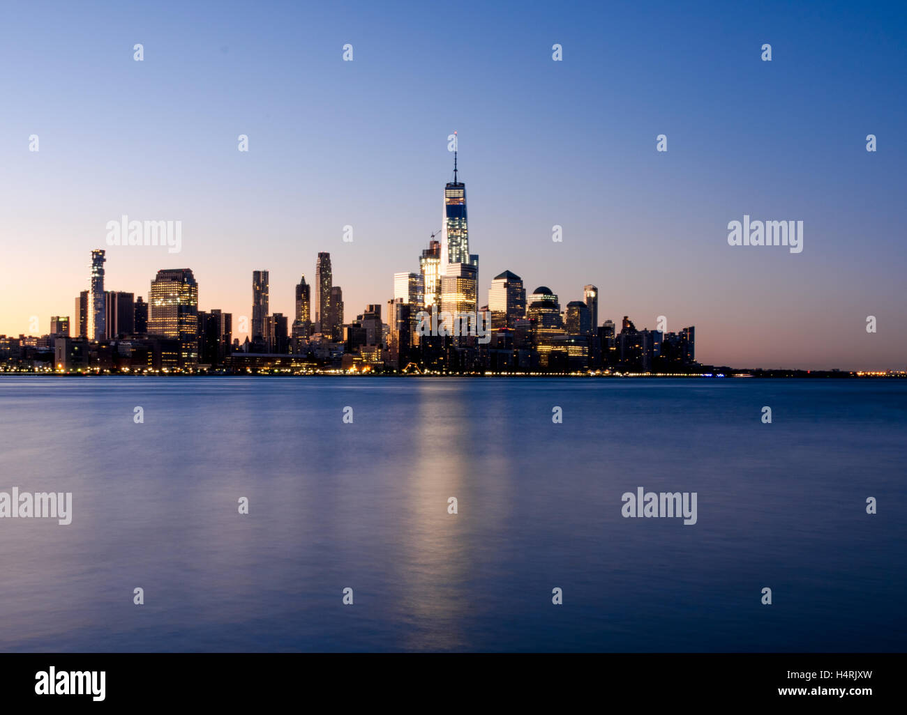 Incredibile sunrise sopra la parte inferiore di Manhattan, NY, STATI UNITI D'AMERICA Foto Stock