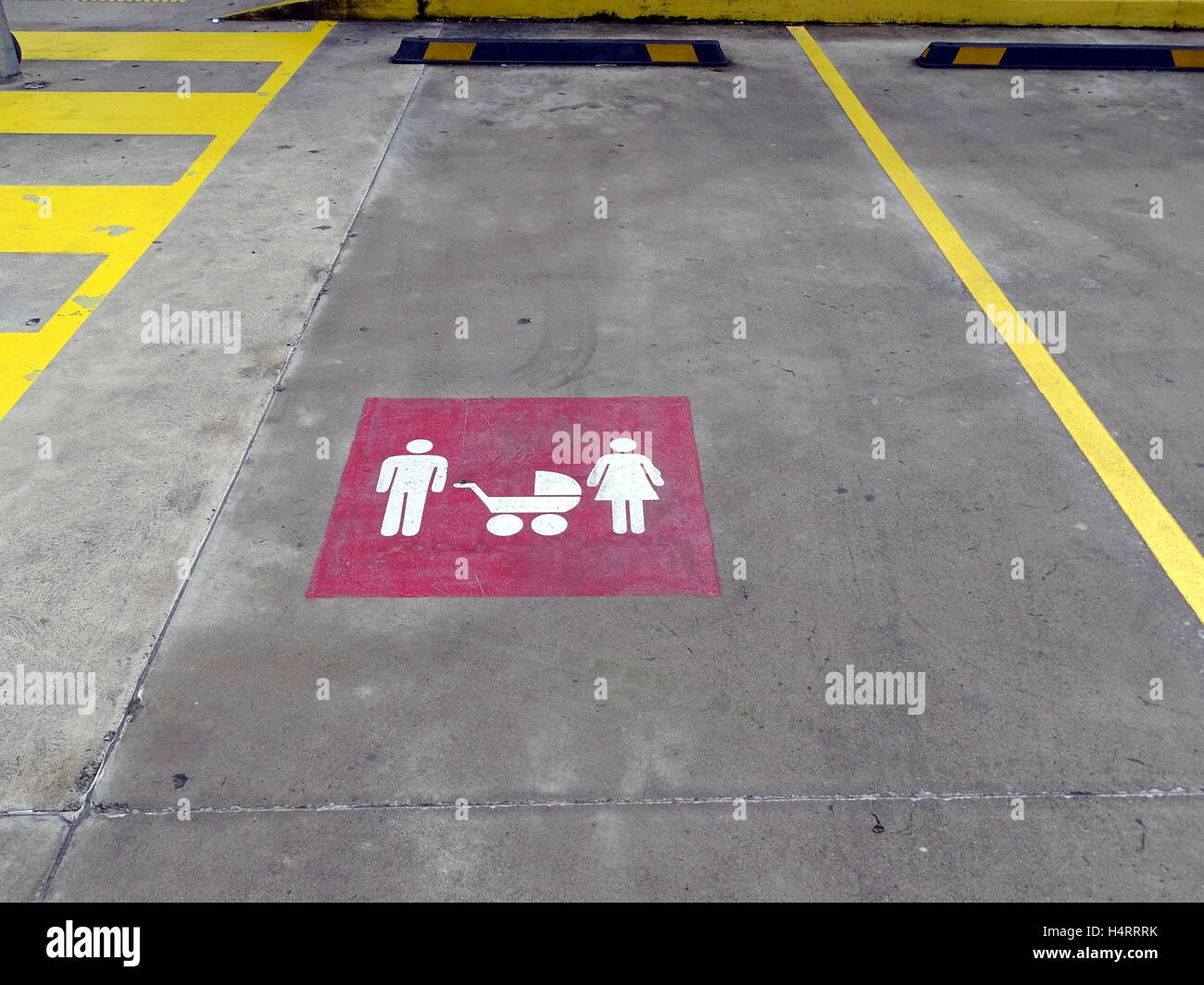 Spazio parcheggio riservato a persone con carrozzine Foto Stock