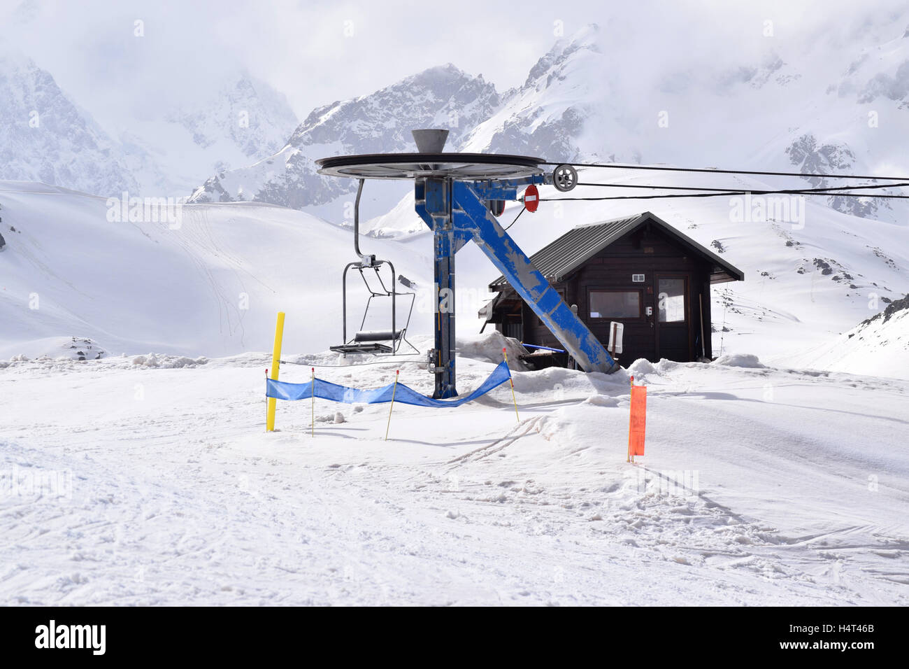 Ski seggiovia a Serre Chevalier nelle Alpi francesi a Pasqua (neve di primavera) Foto Stock