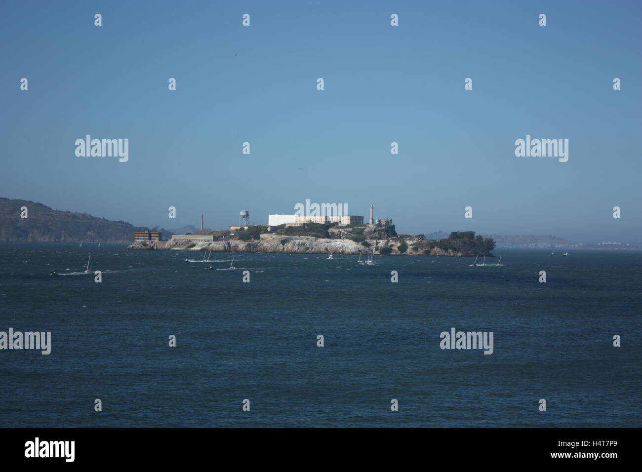 Isola di Alcatraz a distanza con barche Foto Stock
