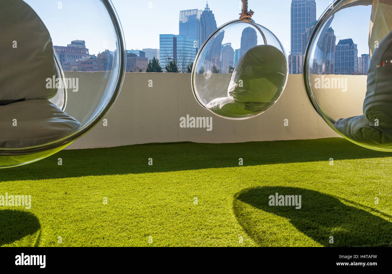 Il design esterno con vista della città da un ponte a SCAD Atlanta Atlanta, Georgia il ramo di Savannah College of Art and Design. Foto Stock