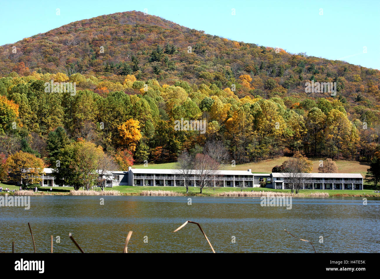 Virginia's Blue Ridge Mountains, Stati Uniti. Peaks of Otter montagna e motel. Foto Stock