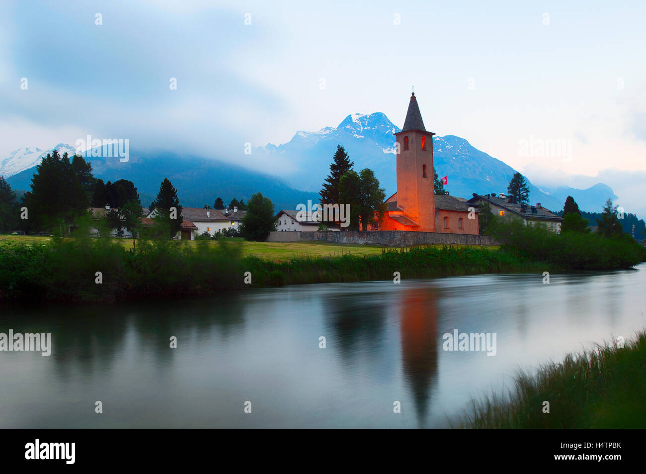 La chiesa del villaggio svizzero di Sils Maria in Engadina. Filosofo tedesco Friedrich Nietzsche ha vissuto durante l'estate Foto Stock