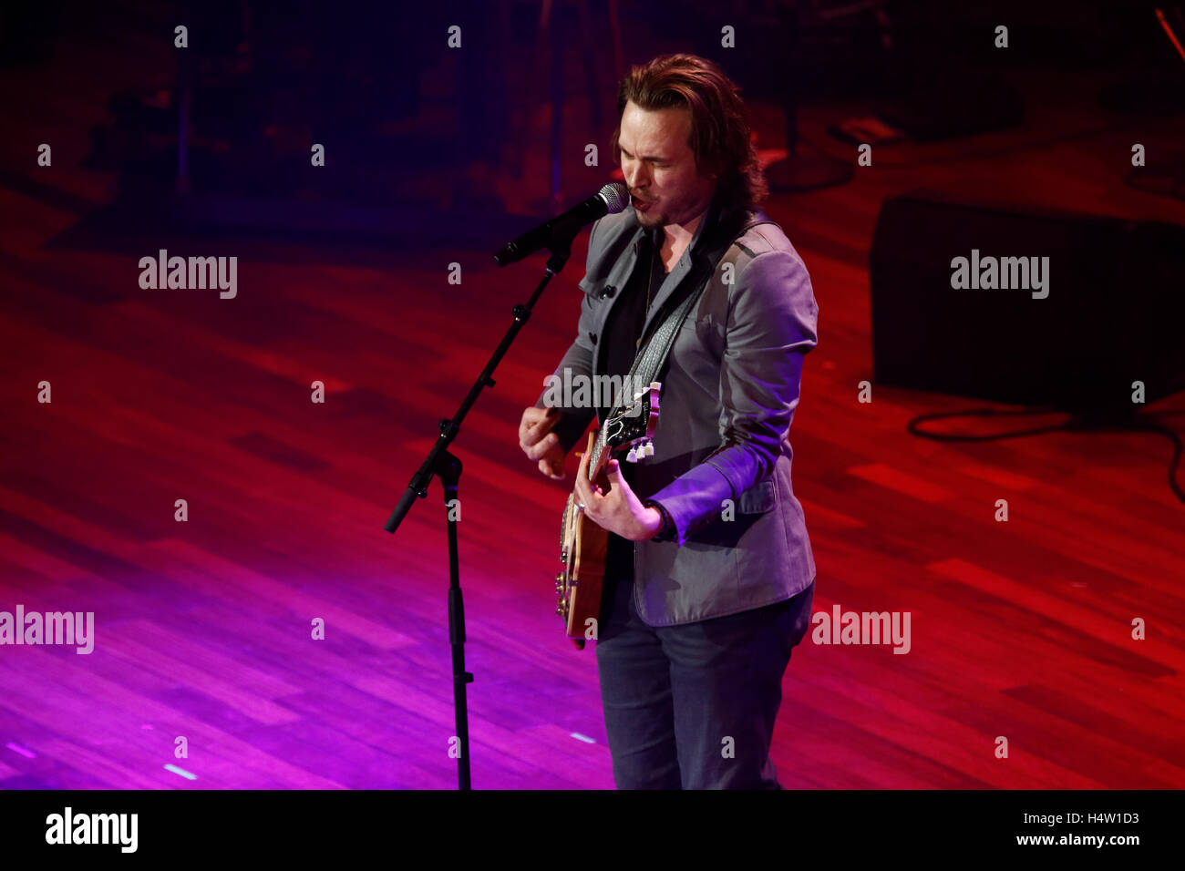 Jonathan Jackson esegue a Nashville per l Africa evento presso il Ryman Auditorium di Nashville, Tennessee. Foto Stock