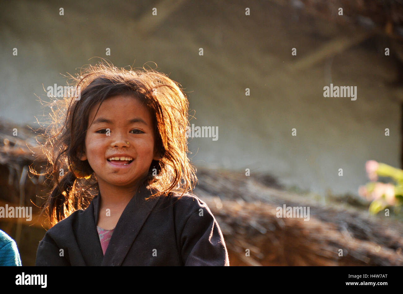 Una piccola ragazza guarda un gruppo di escursionisti passano nei pressi del villaggio di Jallesoy, Solukhmubu, Nepal Foto Stock