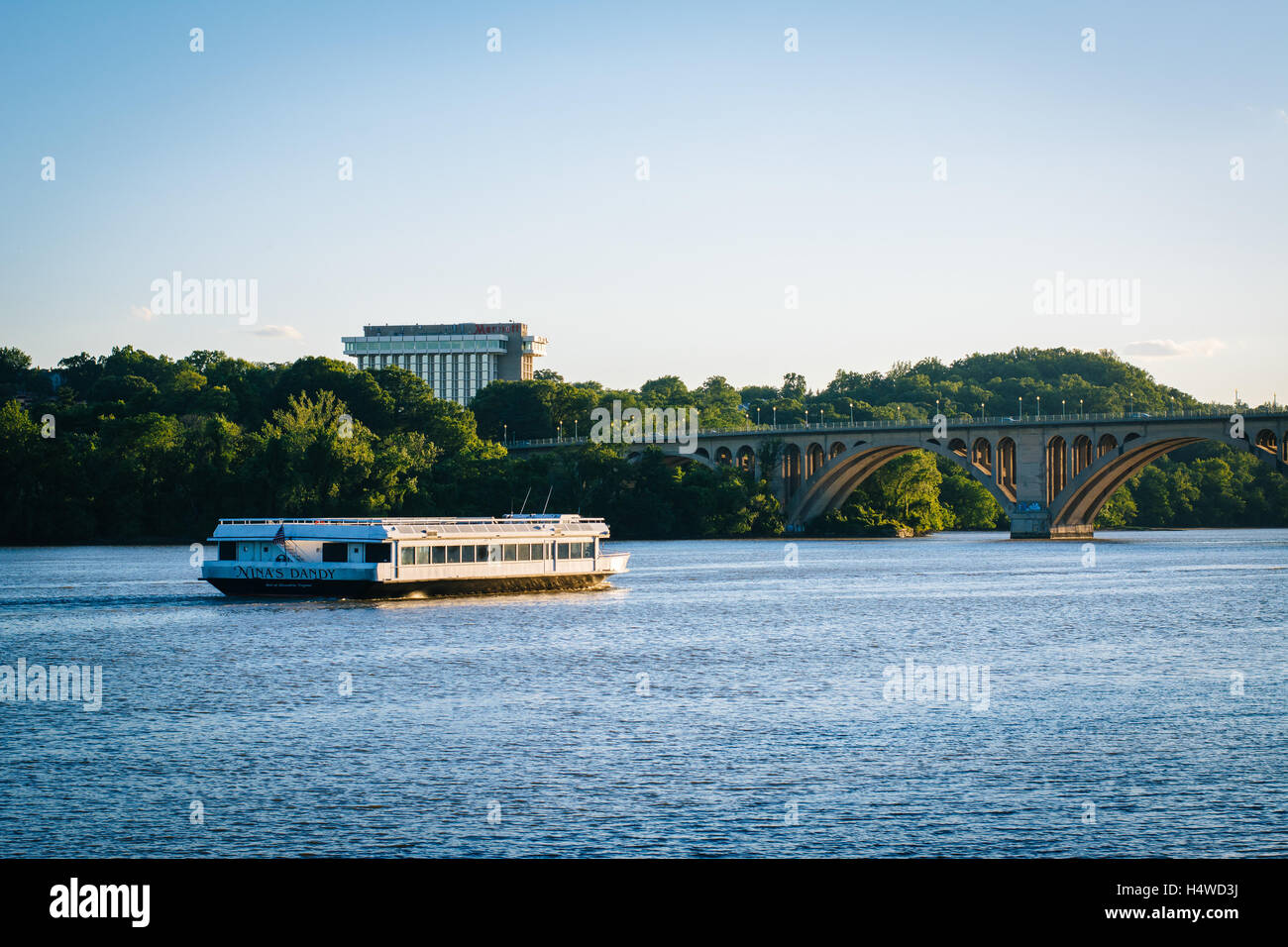 Barca sul Fiume Potomac e Francis Scott Key Bridge, a Washington, DC. Foto Stock