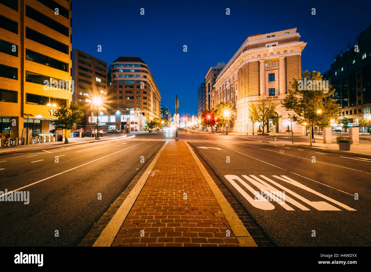 Edifici lungo New York Avenue di notte, a Washington, DC. Foto Stock