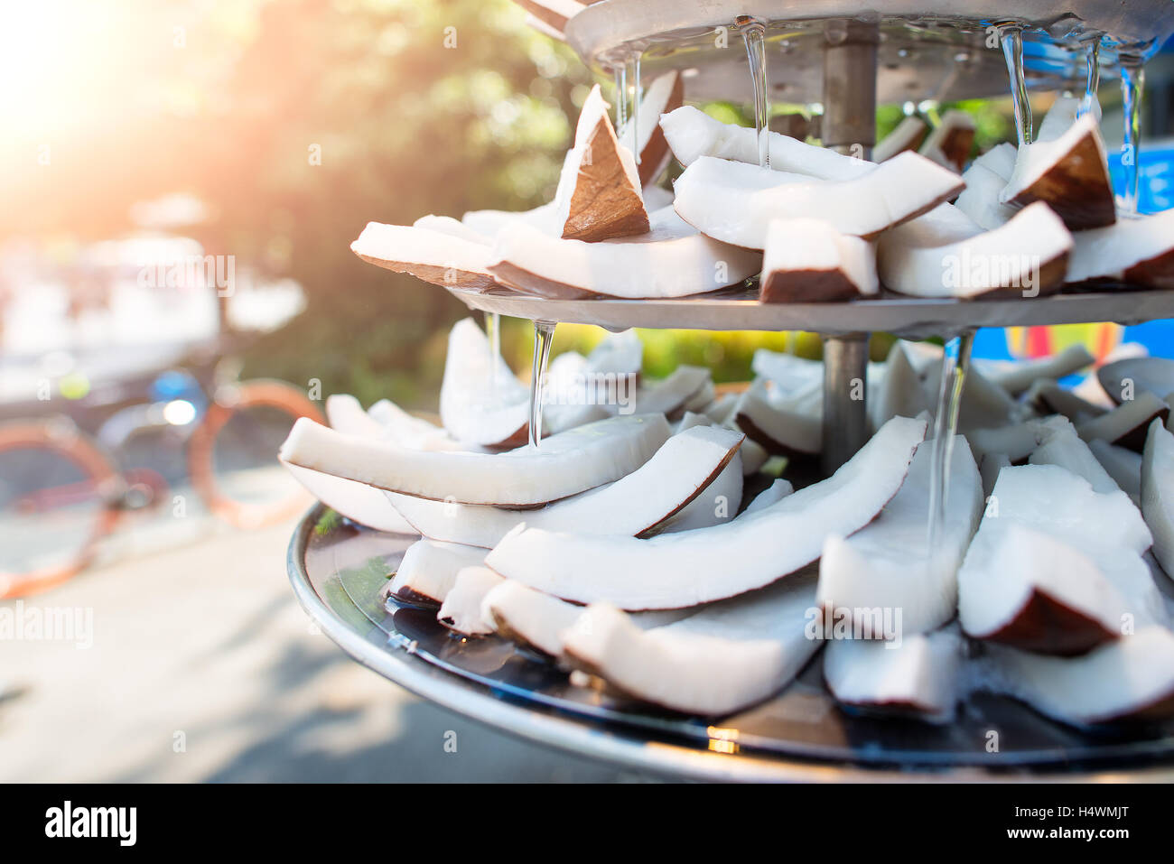 Tagliate a fette di noce di cocco in vendita per turisti in città Foto Stock