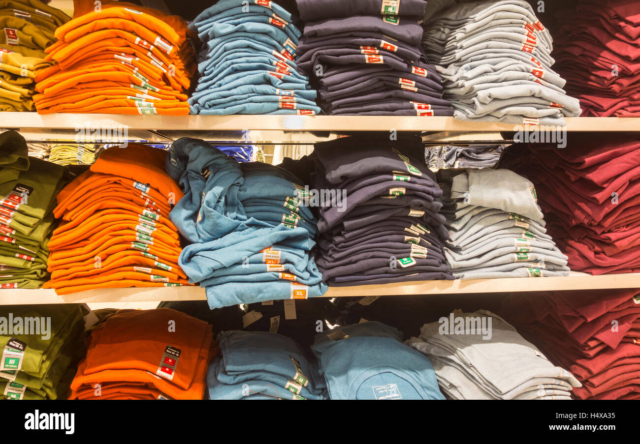 T Shirt in Primark store. Foto Stock