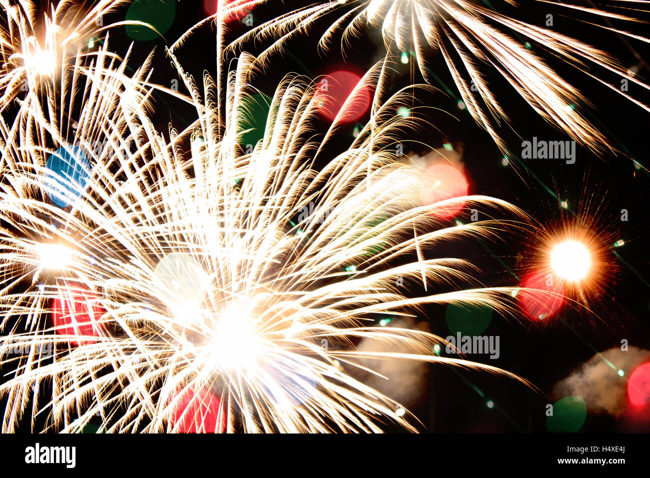 Un abstract Diwali sfondo con botti su colorate luci di sfocatura. Foto Stock